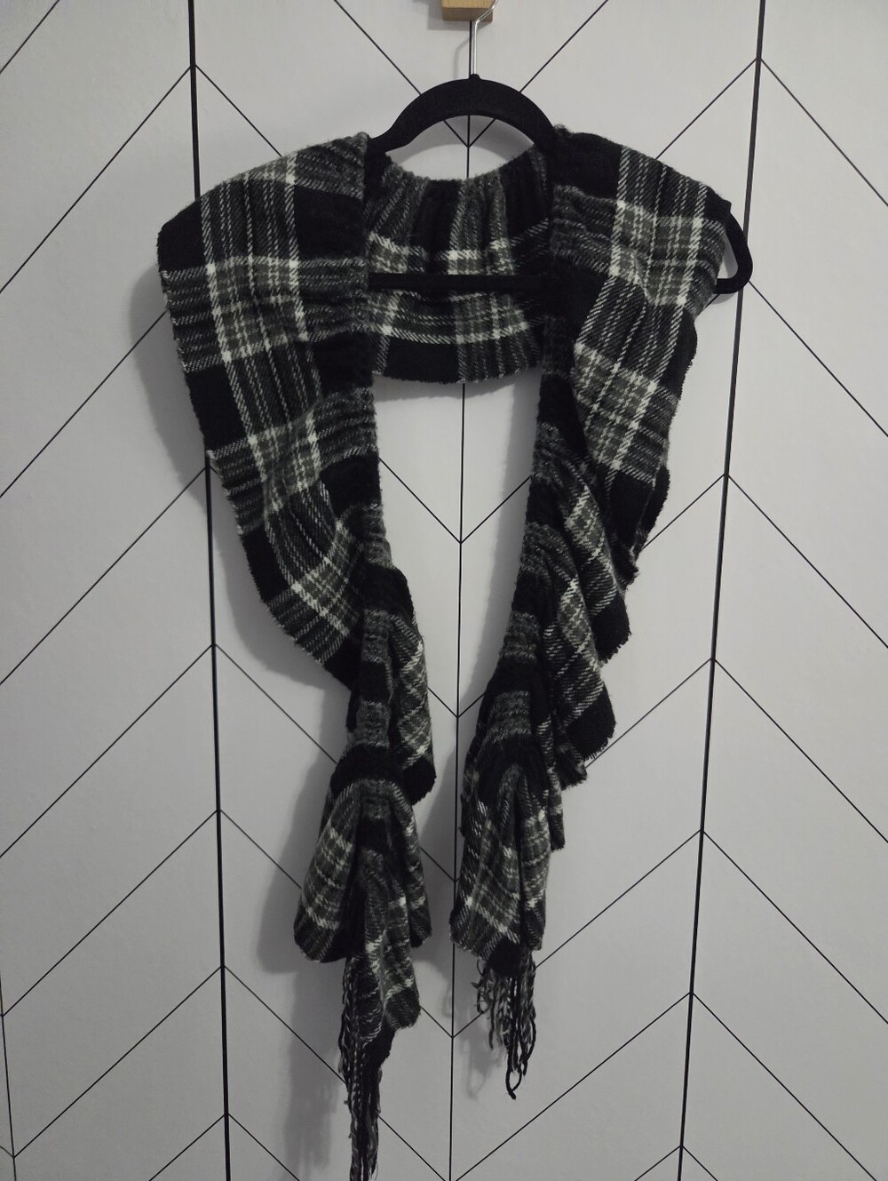 Plaid Scarf with Unique Elastic Ruched Detail. Fringe Hem Black & White Grey